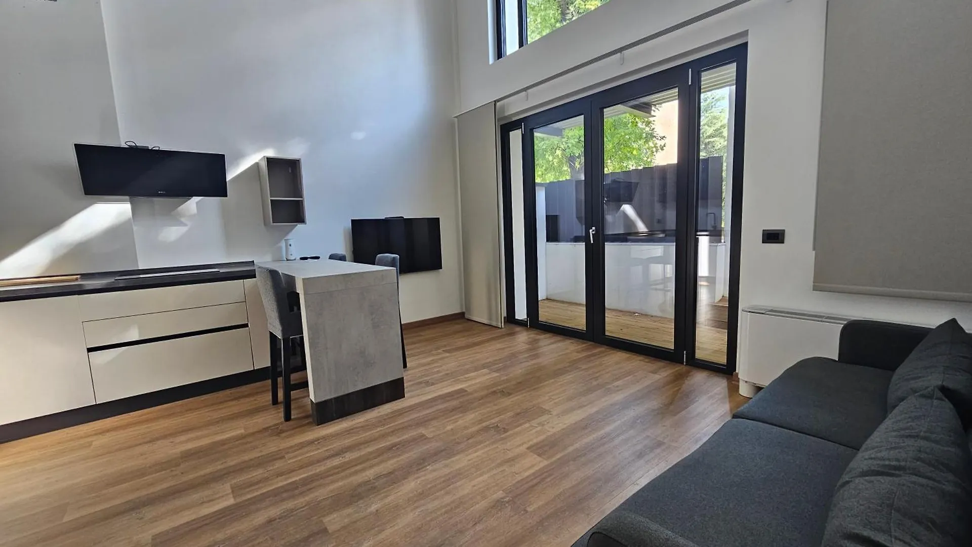 Mezzago Royal Suites Aparthotel